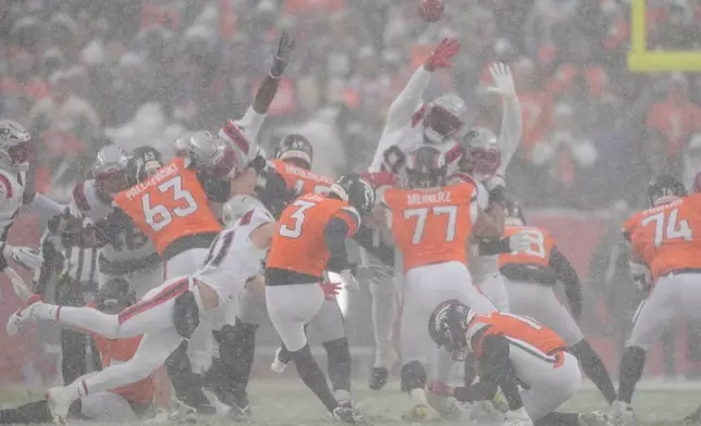 Denver Broncos kicker Wil Lutz (3) misses a field goal attempt against the New England Patriots during the second half of the AFC Championship NFL football game, Sunday, Jan. 25, 2026, in Denver. (AP Photo/David Zalubowski)