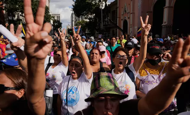 Government supporters demand President Nicolas Maduro's release from U.S. custody during a protest in Caracas, Venezuela, Sunday, Jan. 4, 2026. (AP Photo/Ariana Cubillos)