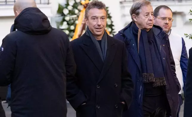 Riccardo Belliini, center, arrives at the lying in state of fashion designer Valentino Garavani at the Valentino Garavani e Giancarlo Giammetti Foundation headquarters in central Rome, Thursday, Jan. 22 2026. (Mauro Scrobogna/LaPresse via AP)