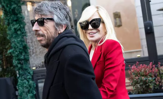 Donatella Versace, right, and Pierpaolo Piccioli arrive at the lying in state of fashion designer Valentino Garavani at the Valentino Garavani e Giancarlo Giammetti Foundation headquarters in central Rome, Thursday, Jan. 22 2026. (Mauro Scrobogna/LaPresse via AP)