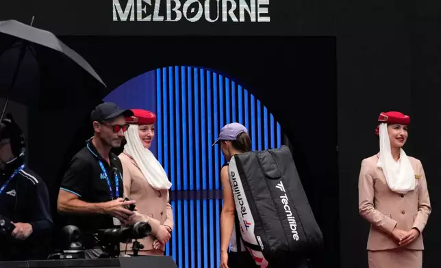 Iga Swiatek of Poland walks from the court following her quarterfinal loss to Elena Rybakina of Kazakhstan at the Australian Open tennis championship in Melbourne, Australia, Wednesday, Jan. 28, 2026. (AP Photo/Aaron Favila)