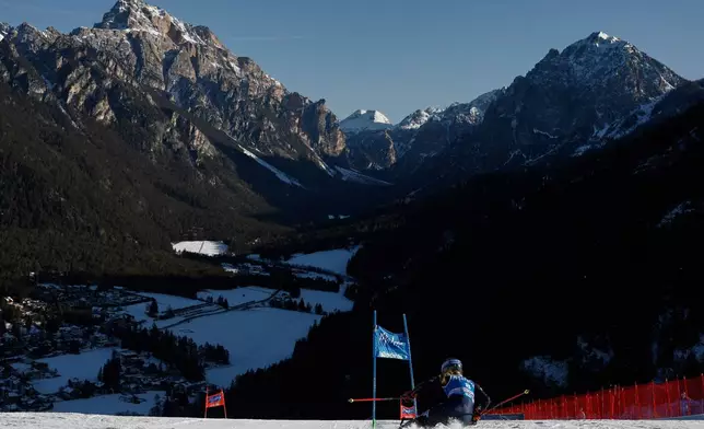 United States' Mikaela Shiffrin speeds down the course during a women's World Cup giant slalom, in Kronplatz, Italy, Tuesday, Jan. 20, 2026. (AP Photo/Gabriele Facciotti)