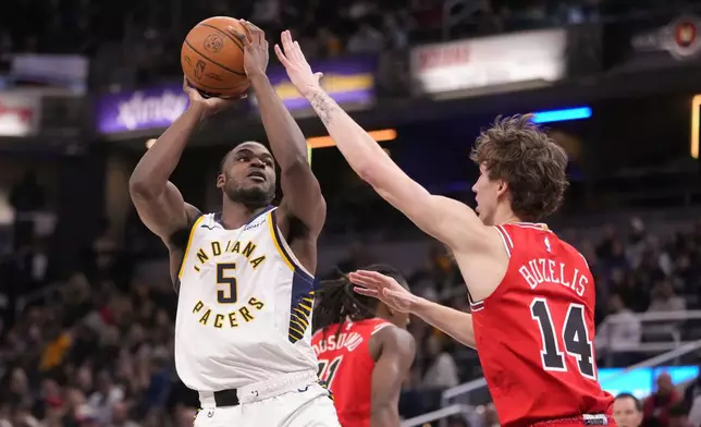 Indiana Pacers forward Jarace Walker (5) shoots over Chicago Bulls forward Matas Buzelis (14) during the first half of an NBA basketball game in Indianapolis, Wednesday, Jan. 28, 2026. (AP Photo/Michael Conroy)