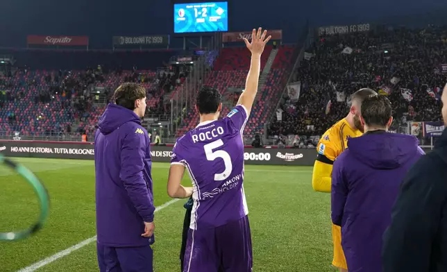 Fiorentina's Rolando Mandragora with a jersey of Fiorentina's President Rocco Commisso celebrates the victory at the end of the Serie A soccer match between Bologna and Fiorentina in Bologna, Italy, Sunday, Jan.18, 2026. (Massimo Paolone/LaPresse via AP)