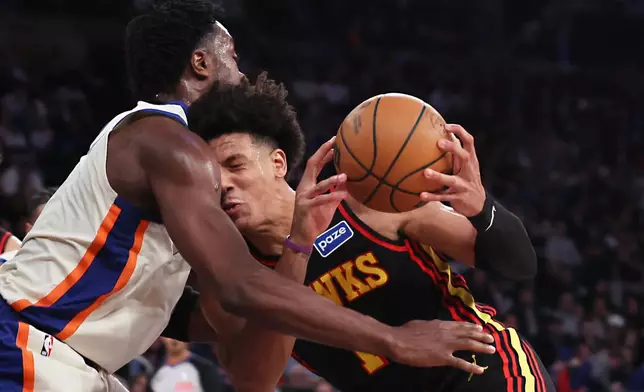Atlanta Hawks forward Jalen Johnson, right, is defended by New York Knicks forward Og Anunoby during second half of an NBA basketball game, Friday, Jan. 2, 2026, in New York. (AP Photo/Heather Khalifa)