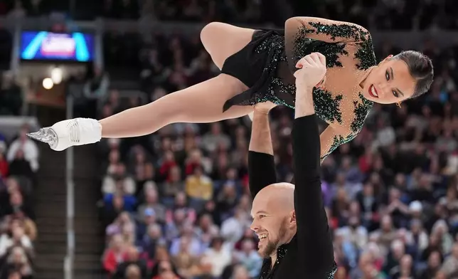 Ellie Kam and Danny O'Shea compete during the pairs free skating competition at the U.S. Figure Skating Championships, Friday, Jan. 9, 2026, in St. Louis. (AP Photo/Jeff Roberson)