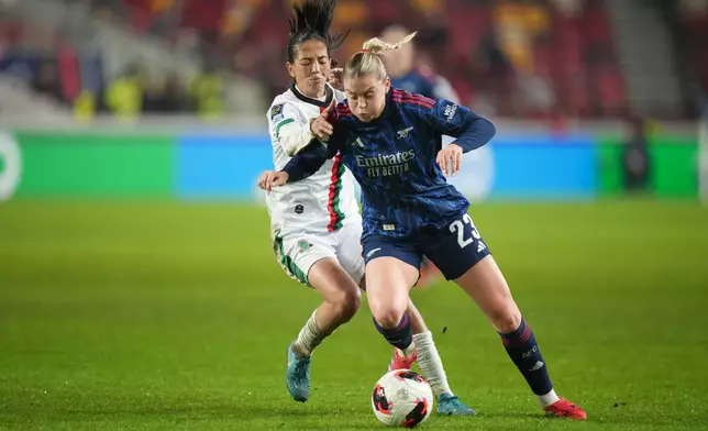 Arsenal's Alessia Russo, right, challenges for the ball with Asfar's Siham Boukhami during the Women's Champions Cup semifinal soccer match between Arsenal and Asfar in London, Wednesday, Jan. 28, 2026. (AP Photo/Alastair Grant)