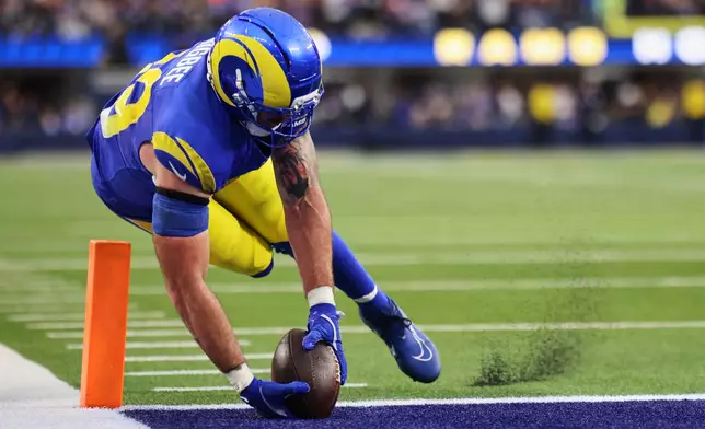 Los Angeles Rams tight end Tyler Higbee (89) scores a touchdown during the second half of an NFL football game against the Arizona Cardinals, Sunday, Jan. 4, 2026, in Inglewood, Calif. (AP Photo/Jessie Alcheh)