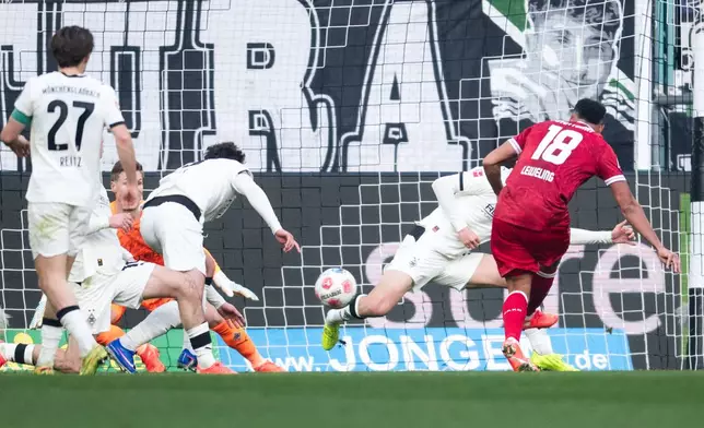 Stuttgart's Jamie Leweling, right, scores during the Bundesliga soccer match between Borussia Mönchengladbach and VfB Stuttgart in Mönchengladbach, Germany, Sunday Jan. 25, 2026. (Marius Becker/dpa via AP)
