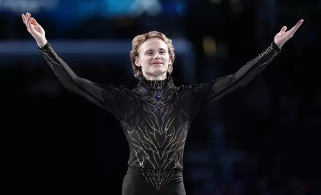 Ilia Malinin acknowledges the crowd after finishing first in the men's free skate competition at the U.S. Figure Skating Championships, Saturday, Jan. 10, 2026, in St. Louis. (AP Photo/Stephanie Scarbrough)