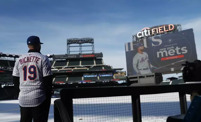 Bo Bichette poses for his photos on the field after his introductory press conference with the New York Mets, Wednesday, Jan. 21, 2026, in New York. (AP Photo/Heather Khalifa)