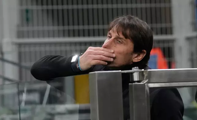 Napoli's head coach Antonio Conte watches the Serie A soccer match between Inter Milan and Napoli in Milan, Italy, Sunday, Jan. 11, 2026. (AP Photo/Luca Bruno)