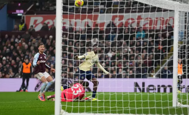 Everton's Thierno Barry scores his side's first goal during the English Premier League soccer match between Aston Villa and Everton in Birmingham, Sunday, Jan. 18, 2026.(AP Photo/Dave Shopland)