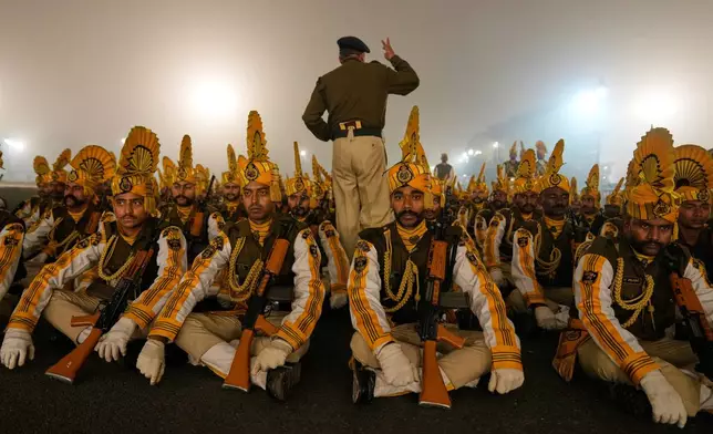 An officer of Indian Para-military force briefs his men during India Republic Day parade rehearsal early morning amidst morning smog in New Delhi, India, Thursday, Jan. 15, 2026. (AP Photo/Manish Swarup)