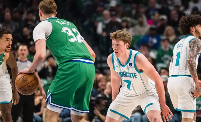 Charlotte Hornets guard Kon Knueppel (7) guards Dallas Mavericks forward Cooper Flagg (32) during an NBA basketball game, Thursday, Jan. 29, 2026, in Dallas. (AP Photo/Jessica Tobias)