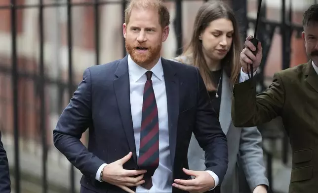 Britain's Prince Harry arrives at London's High Court to lead a group, including Elton John and Elizabeth Hurley, accusing the Daily Mail's publisher of privacy invasion through unlawful tactics in a trial that is part of a wider phone hacking scandal in London, Wednesday, Jan. 21, 2026. (AP Photo/Kirsty Wigglesworth)