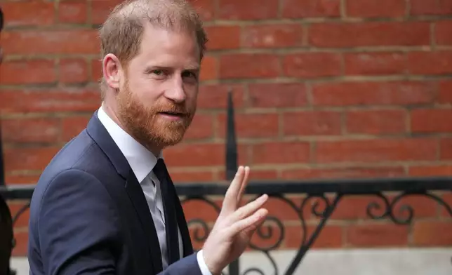 Britain's Prince Harry arrives at London's High Court, leading a group, including Elton John and Elizabeth Hurley, accusing the Daily Mail's publisher of privacy invasion through unlawful tactics in a trial that is part of a wider phone hacking scandal in London, Tuesday, Jan. 20, 2026. (AP Photo/Alastair Grant)