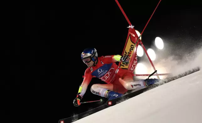 Switzerland's Marco Odermatt speeds down the course during an alpine ski, men's World Cup giant slalom in Schladming, Austria, Tuesday, Jan. 27, 2026. (AP Photo/Gabriele Facciotti)