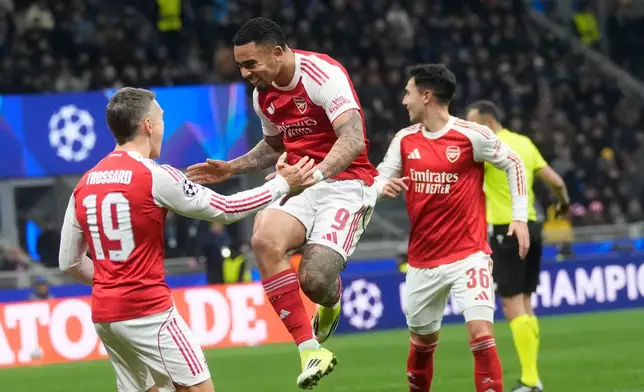 Arsenal's Gabriel Jesus, centre, celebrates with his teammates after scoring his side's second goal during the Champions League opening phase soccer match between Inter Milan and Arsenal in Milan, Italy, Tuesday, Jan. 20, 2026. (AP Photo/Luca Bruno)