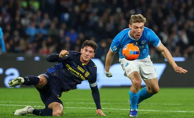 Napoli's Rasmus Hojlund, right, and Parma's Alessandro Circati fight for the ball during the Serie A soccer match between Napoli and Parma, in Naples, Italy, Wednesday, Jan. 14, 2026. (Alessandro Garofalo/LaPresse via AP)