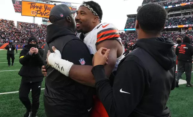 Cleveland Browns defensive end Myles Garrett, middle, celebrates after an NFL football game against the Cincinnati Bengals, Sunday, Jan. 4, 2026, in Cincinnati. (AP Photo/Jeff Dean)