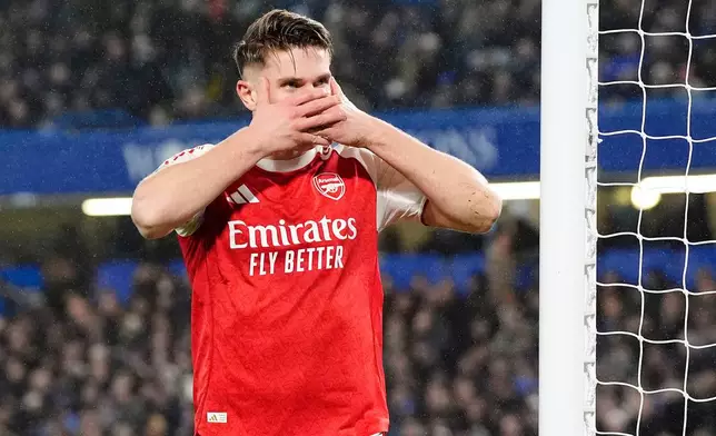 Arsenal's Viktor Gyoekeres celebrates after scoring his side’s second goal during the English League Cup semifinal first leg soccer match between Chelsea and Arsenal in London, Wednesday, Jan. 14, 2026. (Nick Potts/PA via AP)