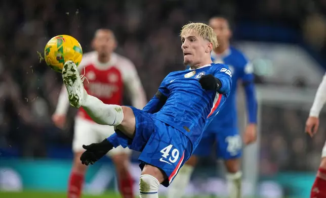 Chelsea's Alejandro Garnacho clears the ball during the English League Cup semifinal first leg soccer match between Chelsea and Arsenal in London, Wednesday, Jan. 14, 2026. (AP Photo/Alastair Grant)