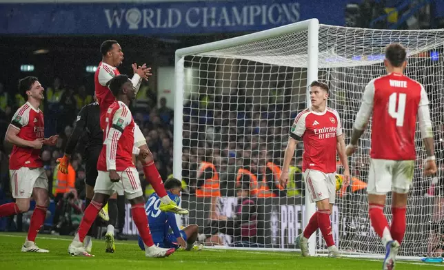 Arsenal's Viktor Gyoekeres, second right, celebrates after scoring his side's second goal during the English League Cup semifinal first leg soccer match between Chelsea and Arsenal in London, Wednesday, Jan. 14, 2026. (AP Photo/Alastair Grant)