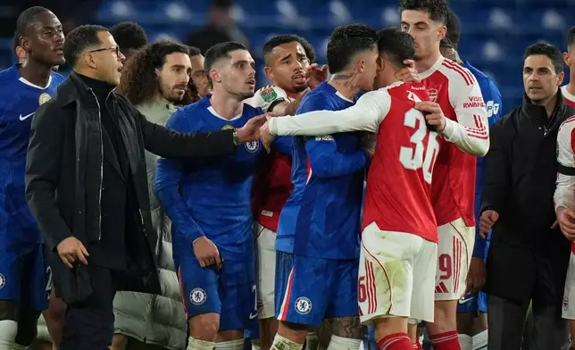 Chelsea's head coach Liam Rosenior, left. tries to break up an altercation between Chelsea's Enzo Fernandez, center, and Arsenal's Martin Zubimendi as Arsenal's manager Mikel Arteta watches at the end of the English League Cup semifinal first leg soccer match between Chelsea and Arsenal in London, Wednesday, Jan. 14, 2026. (AP Photo/Alastair Grant)