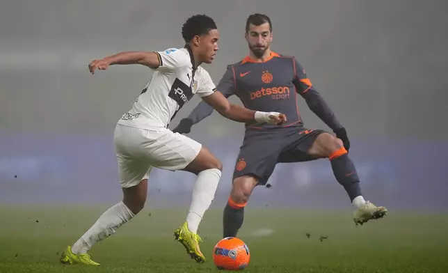 Parma's Sascha Britschgi, left, and Inter Milan's Henrikh Mkhitaryan fight for the ball during the Italian Serie A soccer match between Parma and Inter in Parma, Italy, Wednesday, Jan. 7, 2026. (Spada/LaPresse via AP)