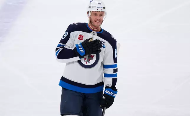 Winnipeg Jets center Jonathan Toews greets to the crowd during the first period of an NHL hockey game against the Chicago Blackhawks in Chicago, Monday, Jan. 19, 2026. (AP Photo/Nam Y. Huh)
