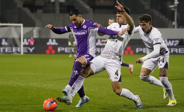 Fiorentina's Rolando Mandragora fights for the ball with Cagliari's Luca Mazzitelli during a Serie A soccer match between Cagliari and Fiorentina in Florence, Italy, on Saturday, Jan. 24, 2026. (Marco Bucco/LaPresse via AP)