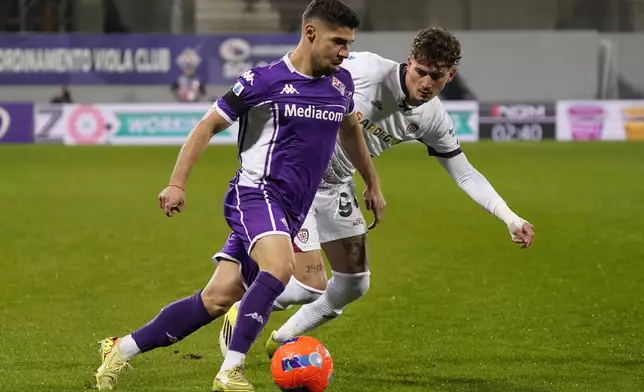 Fiorentina's Manor Solomon fight for the ball with Cagliari's Sebastiano Esposito during a Serie A soccer match between Cagliari and Fiorentina in Florence, Italy, on Saturday, Jan. 24, 2026. (Marco Bucco/LaPresse via AP)