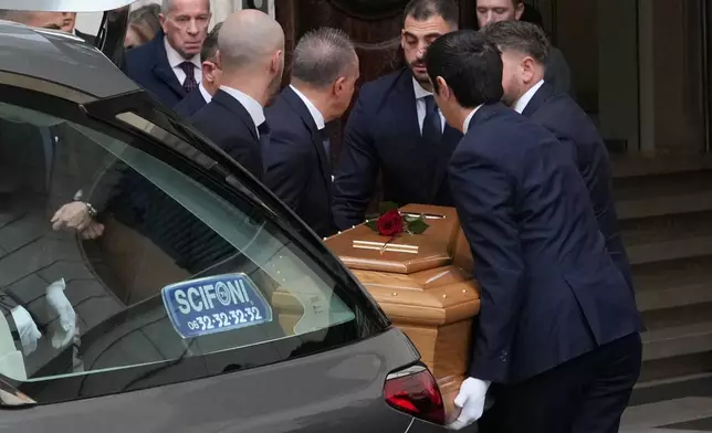 The coffin of fashion designer Valentino Garavani arrives for the lying in state at the Valentino Garavani and Giancarlo Giammetti foundation headquarters in central Rome, Wednesday Jan. 21, 2026. (AP Photo/Andrew Medichini)