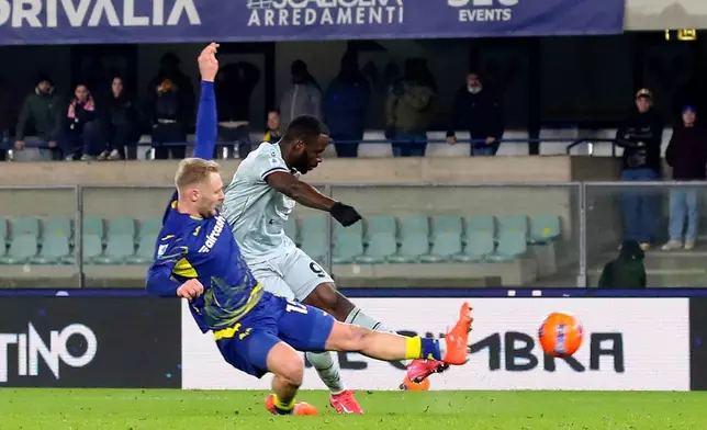 Udinese's Keinan Davis, right, scores their third goal during the Serie A soccer match between Hellas Verona and Udinese in Verona, Italy, Monday Jan. 26, 2026. (Paola Garbuio/LaPresse via AP)