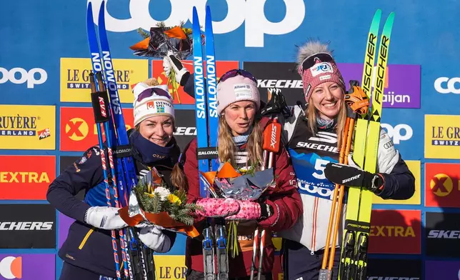 United States' Jessie Diggins, center, winner of the women's 20 km pursuit classic, part of the Tour de ski, cross-country skiing event, is flanked by second placed Sweden's Moa Ilar, left, and third placed Austria's Teresa Stadlober, in Dobbiaco, Italy, Thursday, Jan. 1, 2026. (Terje Pedersen/NTB Scanpix via AP)