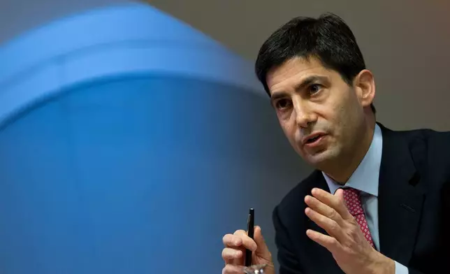 FILE - Kevin Warsh speaks to the media about his report on transparency at the Bank of England, in London, Dec., 11, 2014. (AP Photo/Alastair Grant, Pool, File)