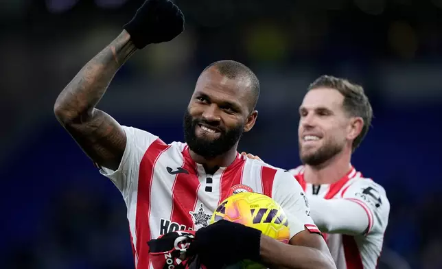 Brentford's Igor Thiago, left, celebrates with team-mate Jordan Henderson after the English Premier League soccer match between FC Everton and FC Brentford in Liverpool, England, Sunday, Jan. 4, 2026. (Peter Byrne/PA via AP)