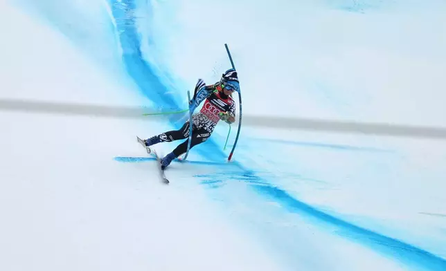 New Zealand's Alice Robinson crashes during an alpine ski, women's World Cup Super G, in Tarvisio, Italy, Sunday, Jan. 18, 2026. (AP Photo/Marco Trovati)