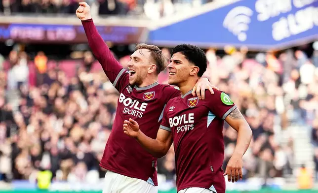 West Ham United's Mateus Fernandes, right,celebrates scoring his side's third goal with teammate Jarrod Bowen, during the English Premier League soccer match between West Ham United and Sunderland in London, Saturday Jan. 24, 2026. ( Jordan Pettitt/PA via AP)
