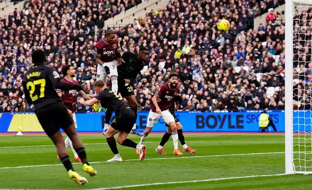West Ham United's Crysencio Summerville scores his side's first goal, during the English Premier League soccer match between West Ham United and Sunderland in London, Saturday Jan. 24, 2026. ( Jordan Pettitt/PA via AP)