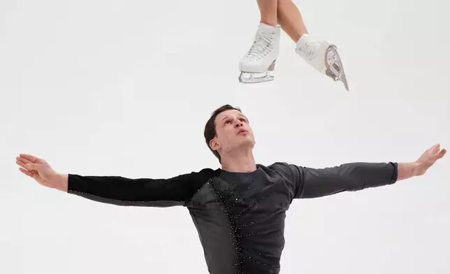 Alisa Efimova and Misha Mitrofanov compete during the pairs short program at the U.S. Figure Skating Championships, Wednesday, Jan. 7, 2026, in St. Louis. (AP Photo/Jeff Roberson)