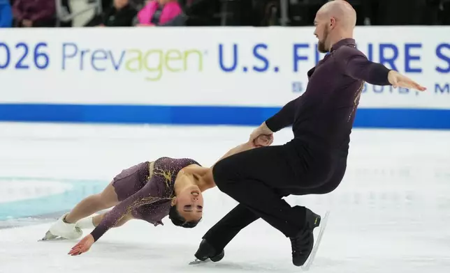 Ellie Kam and Danny O'Shea compete during the pairs short program at the U.S. Figure Skating Championships, Wednesday, Jan. 7, 2026, in St. Louis. (AP Photo/Stephanie Scarbrough)