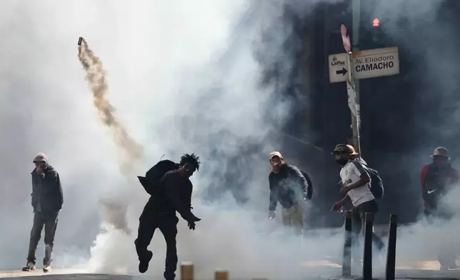 FILE - Members of the Bolivian Workers' Union clash with police during a protest against fuel subsidy cuts in El Alto, Bolivia, Monday, Jan. 5, 2026. (AP Photo/Freddy Barragan, File)