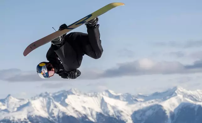 Yiming Su of China in action during the final run of the Snowboard Slopestyle World Cup at Laax Open, on Sunday, Jan. 18, 2026, in Laax, Switzerland. (Andreas Becker/Keystone via AP)