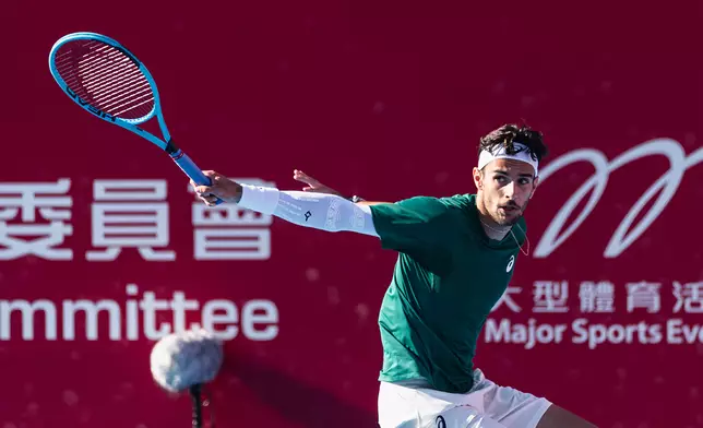Lorenzo Musetti slices a backhand