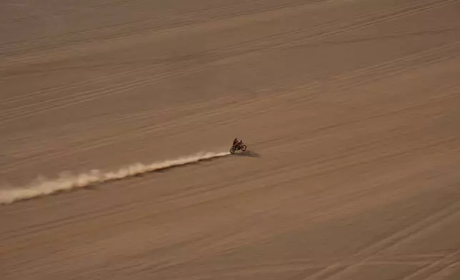 Rider Daniel Sanders competes during the eleventh stage of the Dakar Rally between Bisha and Al Henakiyah, Saudi Arabia, Thursday, Jan.15, 2026. (AP Photo/Thibault Camus)
