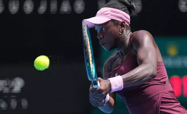 Victoria Mboko of Canada plays a backhand return to Aryna Sabalenka of Belarus during their fourth round match at the Australian Open tennis championship in Melbourne, Australia, Sunday, Jan. 25, 2026. (AP Photo/Dita Alangkara)