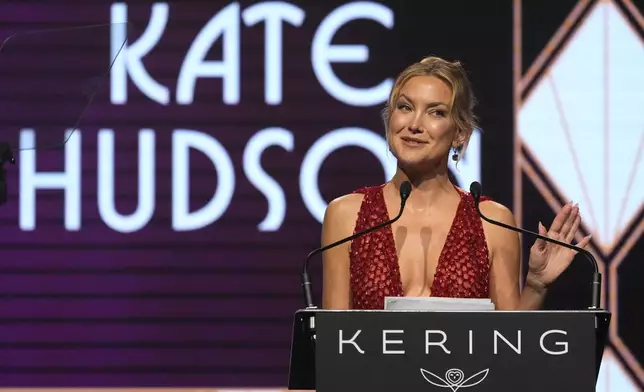 Kate Hudson accepts the icon award, actress for her performance in "Sing Song Blue" during the 37th Palm Springs International Film Festival Film Awards on Saturday, Jan. 3, 2026 at Palm Springs Convention Center in Palm Springs, Calif. (AP Photo/Chris Pizzello)