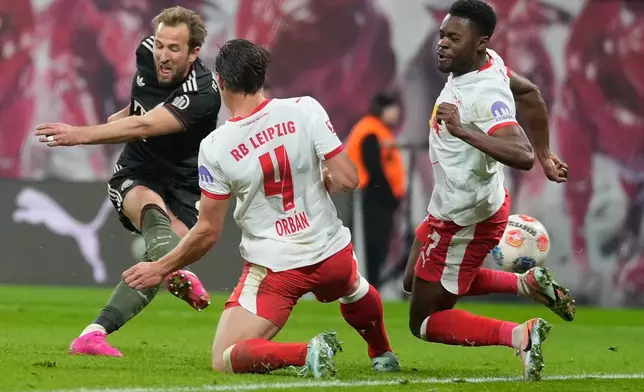 Bayern's Harry Kane scores his side's second goal during the Bundesliga soccer match between RB Leipzig and FC Bayern Munich in Leipzig, Germany, Saturday, Jan. 17, 2026. (AP Photo/Matthias Schrader)